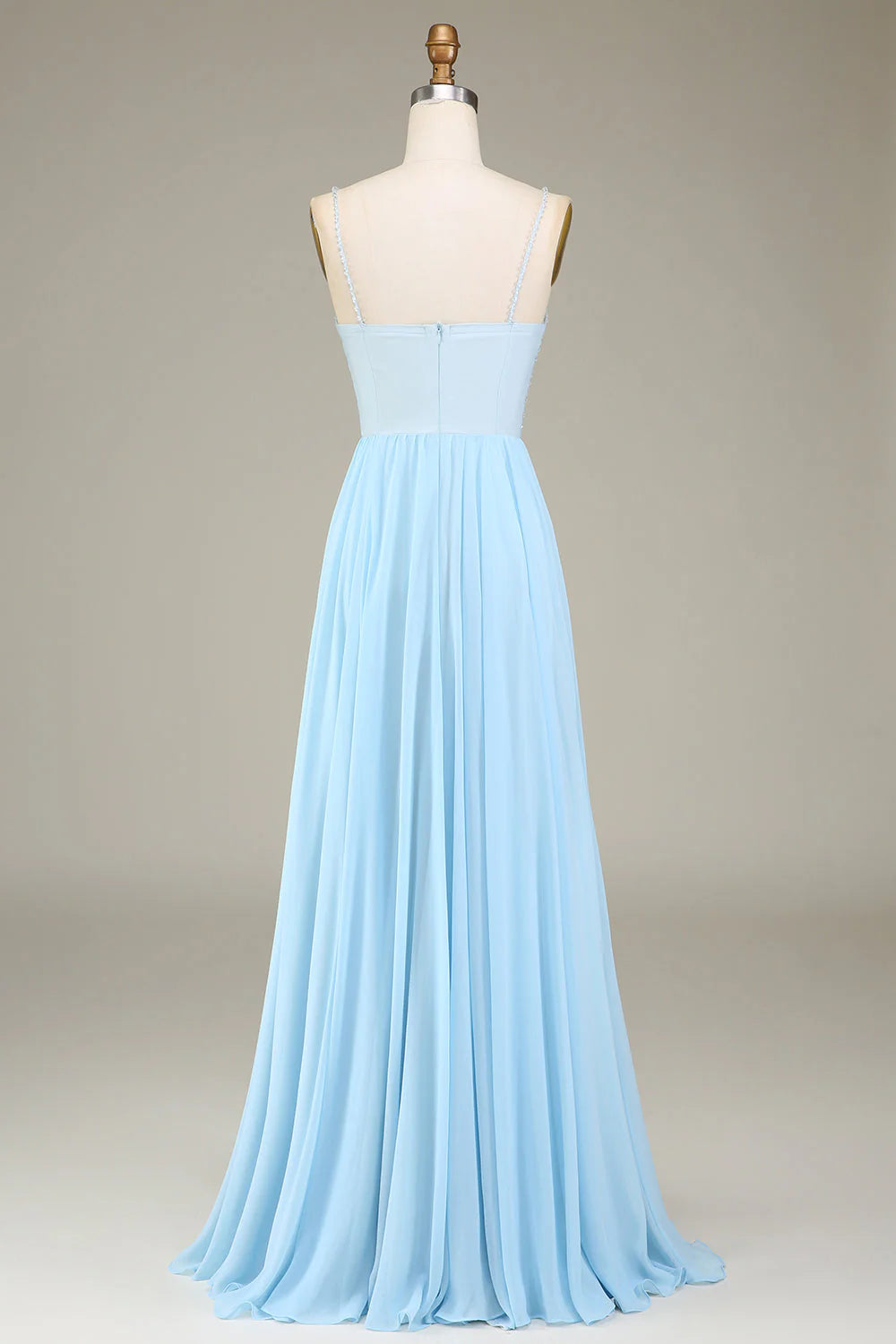 Vestido largo de dama de honor de gasa con tirantes finos y corte en A con cuentas